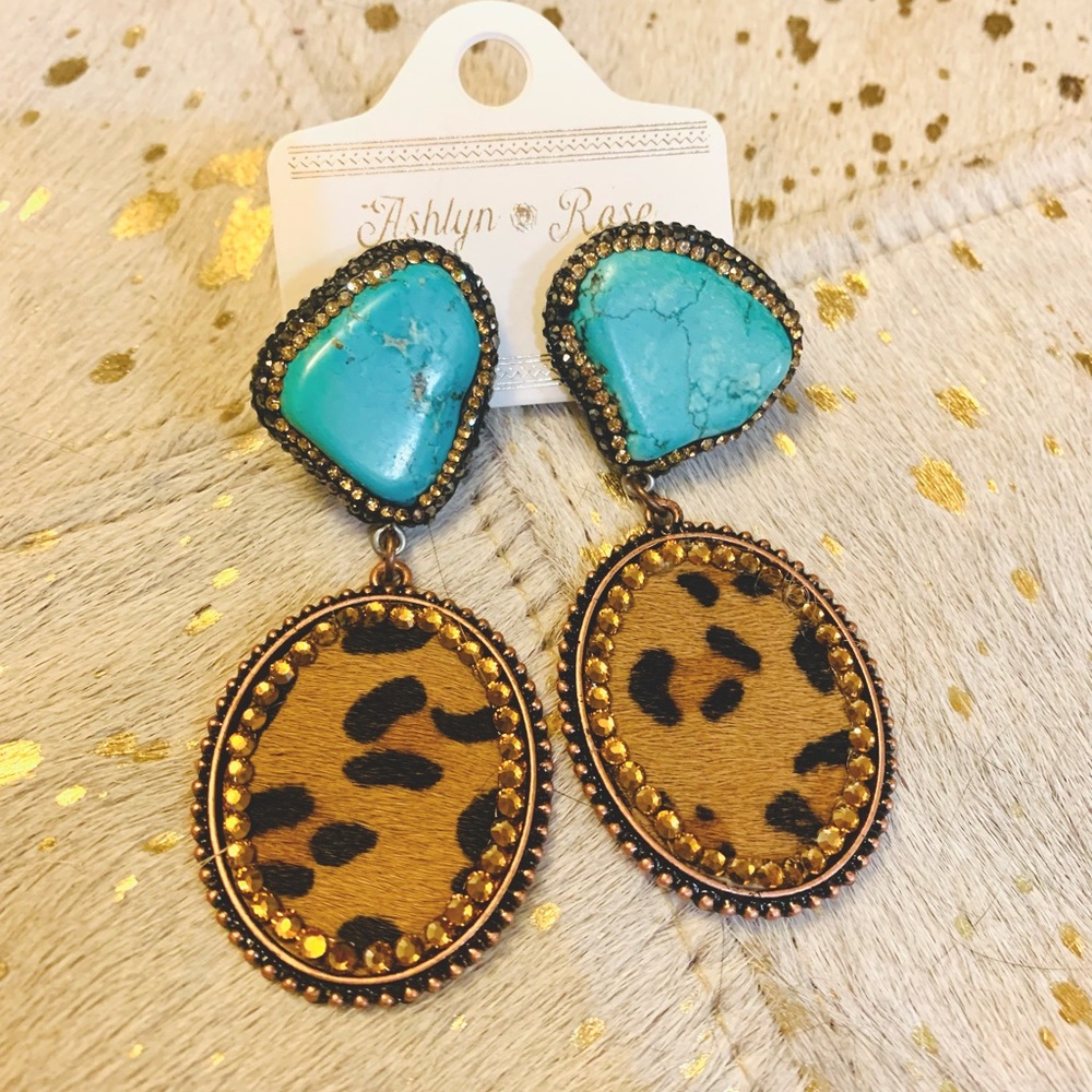 ✨ NWT GORGEOUS TURQUOISE ANIMAL PRINT BEZELED POST EARRINGS!